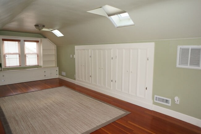 Building Photo - NE Portland - Irvington 3-bedroom Beauty!