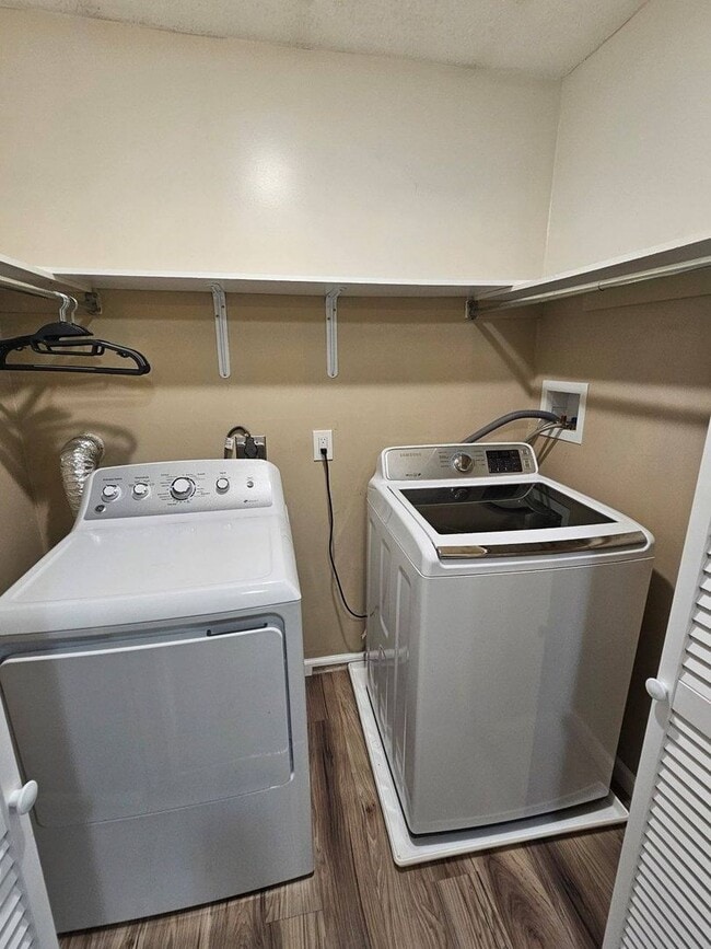 Building Photo - Spacious 3 Bedroom Single Family Home Bloomfield $2100