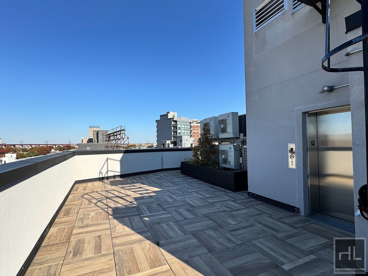 Building Photo - Stunning 1 bedroom with Condo finishes W/D and DW Lare Private Outdoor space close to the N line