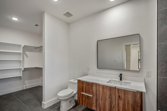Building Photo - 10728 Twin Oak Dr