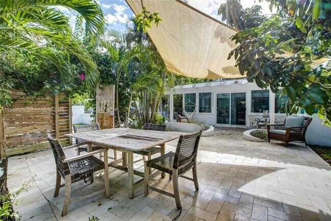 Building Photo - 2601 NE 11th Ct