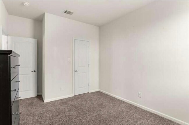 Guest Bedroom - 758 Lakeshore Village Dr