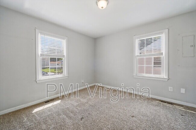 Building Photo - 9 Laurel Dr