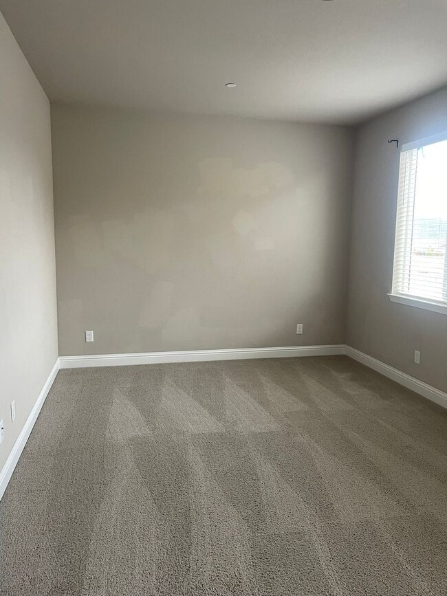 Building Photo - Holiday Move-In Special! $200 OFF 1st MONT...
