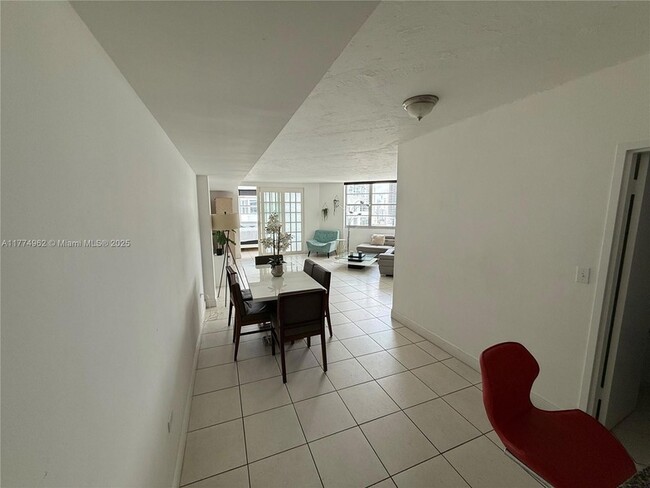 Building Photo - 801 Brickell Bay Dr