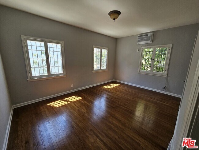 Building Photo - 1135 Cardiff Ave