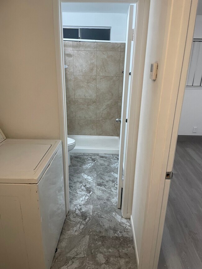 Building Photo - 424 W Wilson Ave