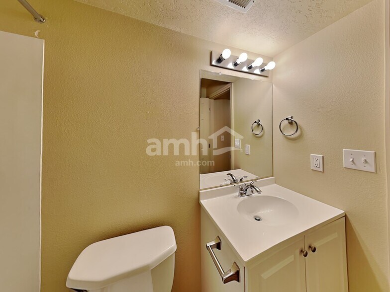 Building Photo - 10766 N Cypress