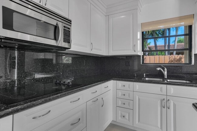 Building Photo - Beautiful home in quiet neighborhood