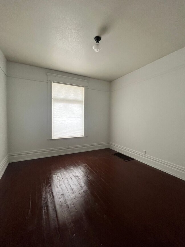 Building Photo - 716 W Quartz St