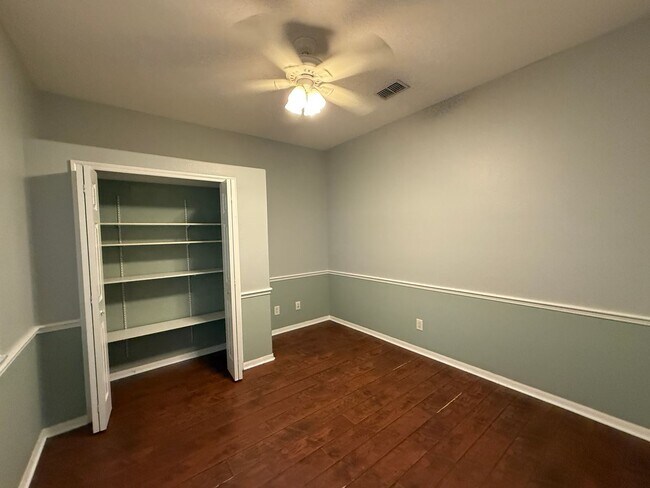 Building Photo - 5 BEDROOM HOUSE WITH PRIVATE POOL AND LAKE...