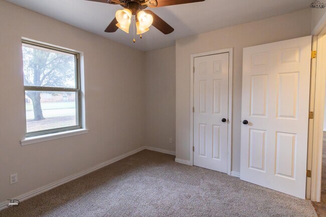 Building Photo - 1302 Mockingbird Dr