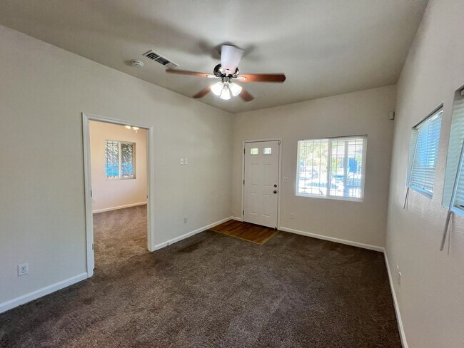 Building Photo - Beautiful 3 bedroom, 1 bathroom home locat...