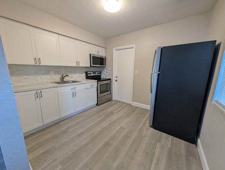 Building Photo - 2300 Douglas St