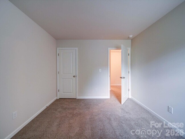 Building Photo - 916 S Battleground Ave