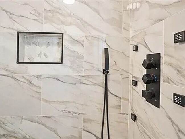 Building Photo - Stylish 4bd/2ba Renovated Rental with Fenced Yard in Growing Westside Neighborhood