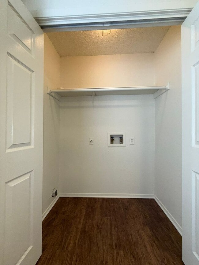 Building Photo - 5501 Rose Hill Cir