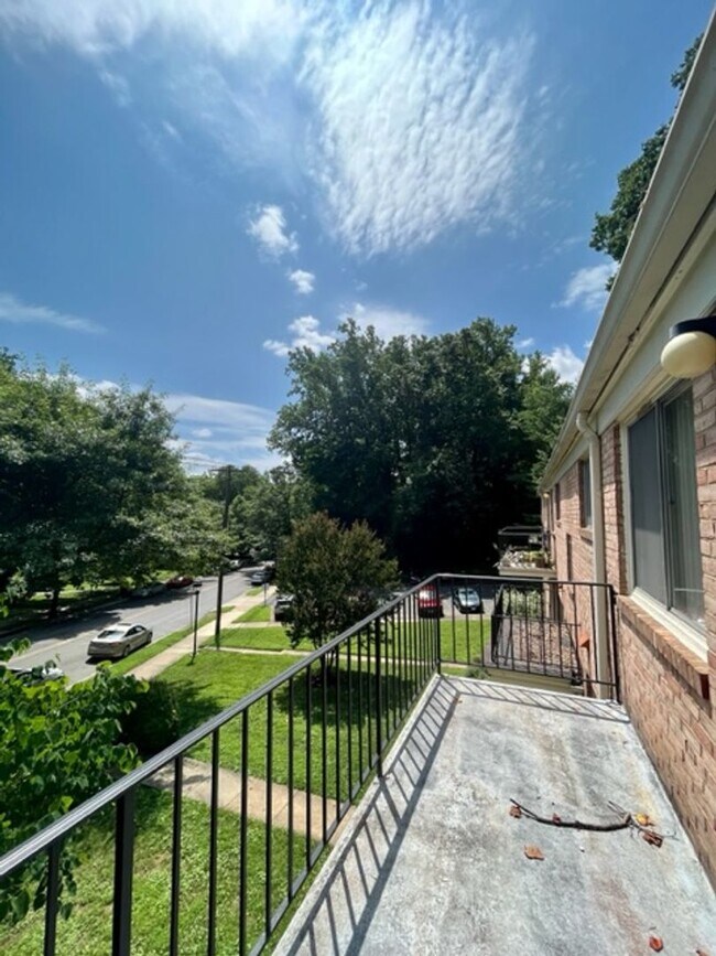 Building Photo - 10618 Kenilworth Ave
