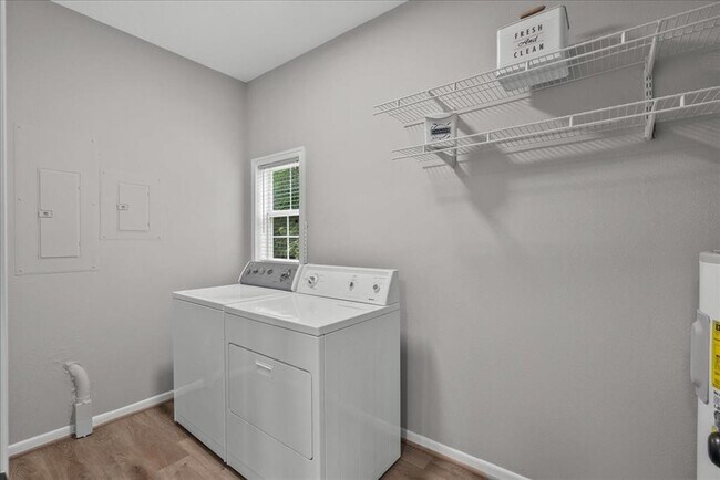 Building Photo - 401 Paradise Dr