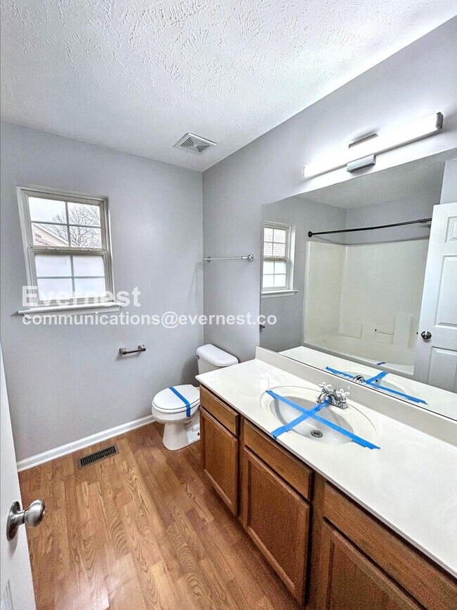 Building Photo - 1808 Lakewood Village Dr