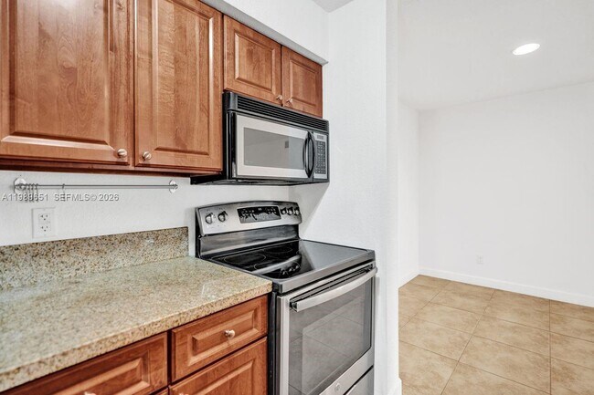 Building Photo - 949 Riverside Dr