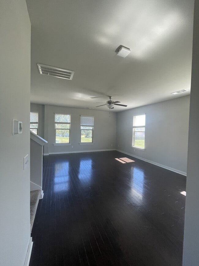 Building Photo - 3037 Commonwealth Dr