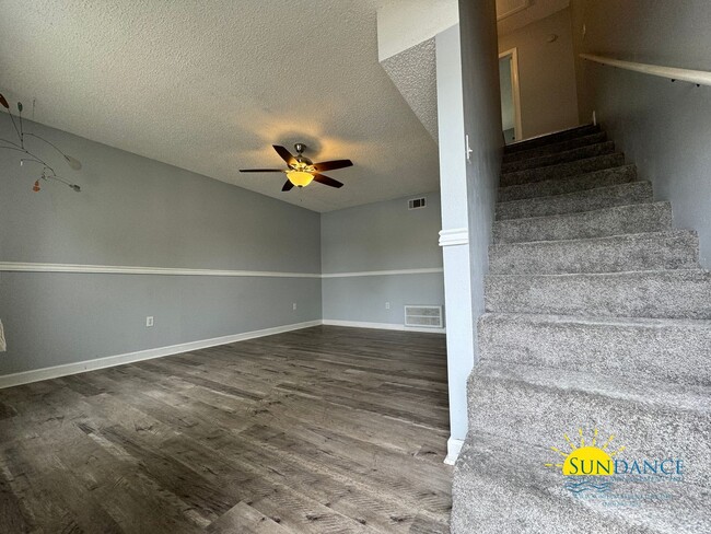 Building Photo - Adorable 2 Bedroom Home Centrally Located ...