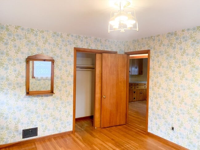 Building Photo - 227 Green River Rd