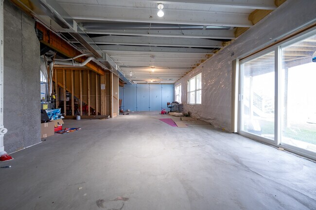 Building Photo - 5595 Queensland Ln N