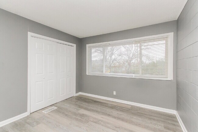 Building Photo - Charming 2 Bed, 1 Bath Apartment in Indianapolis - Don't Miss Out!