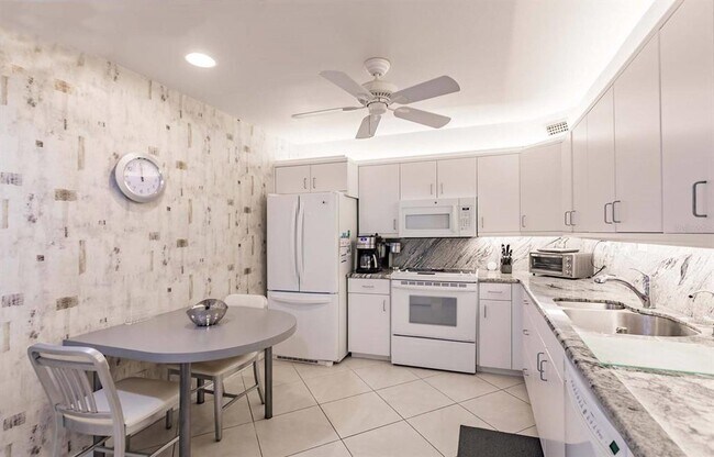 Building Photo - 1055 W Peppertree Dr