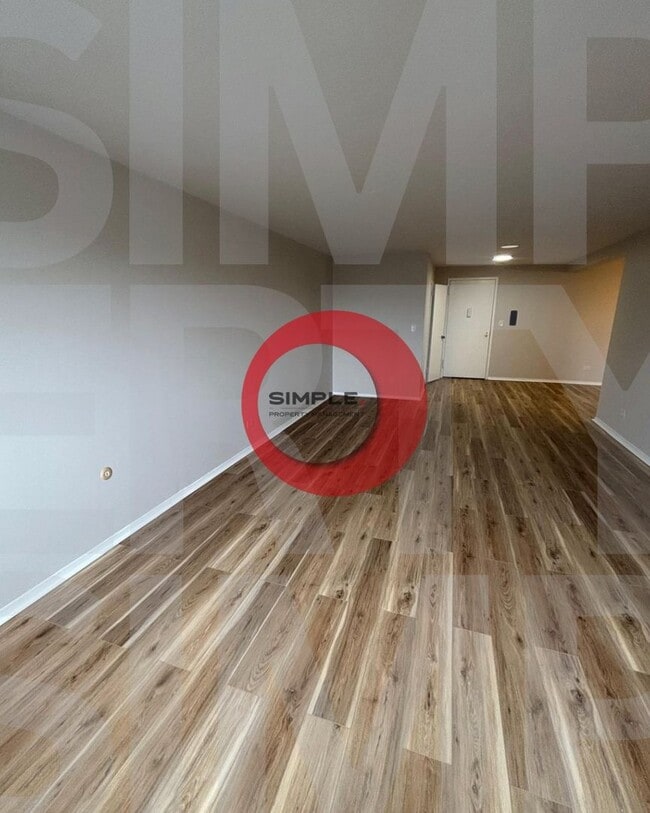 Building Photo - Great Location