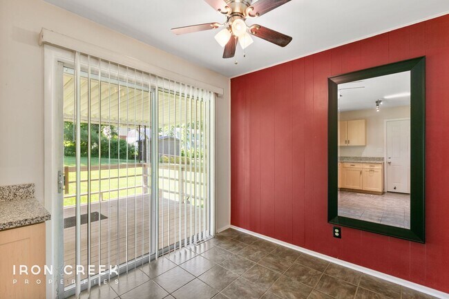 Building Photo - Beautiful Two-Bedroom with Fenced Yard in ...