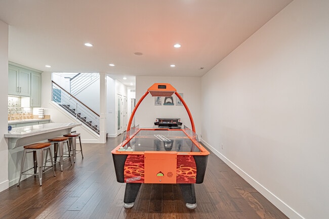 Building Photo - 949 Greenwillow Ln