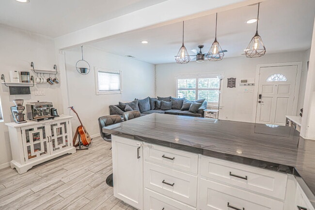 Building Photo - Beautifully Remodeled Home Move-In Ready!