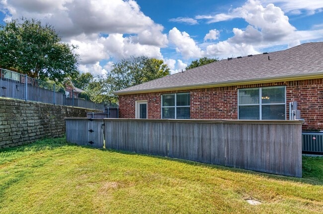 Building Photo - Townhome in Parker Estates!! READY for move in early June