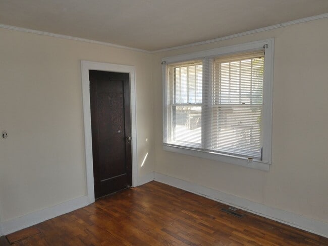 Building Photo - 2 bed/1 bath house walking distance to Cam...
