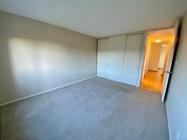 Building Photo - 1919 N Summit Ave