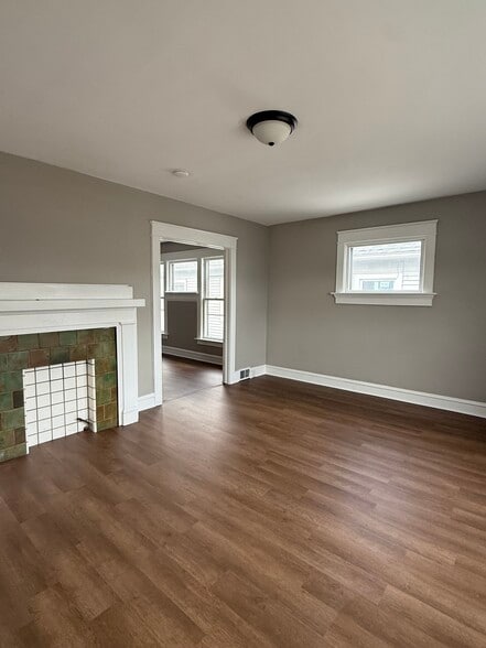 Living room - 225 E 31st St