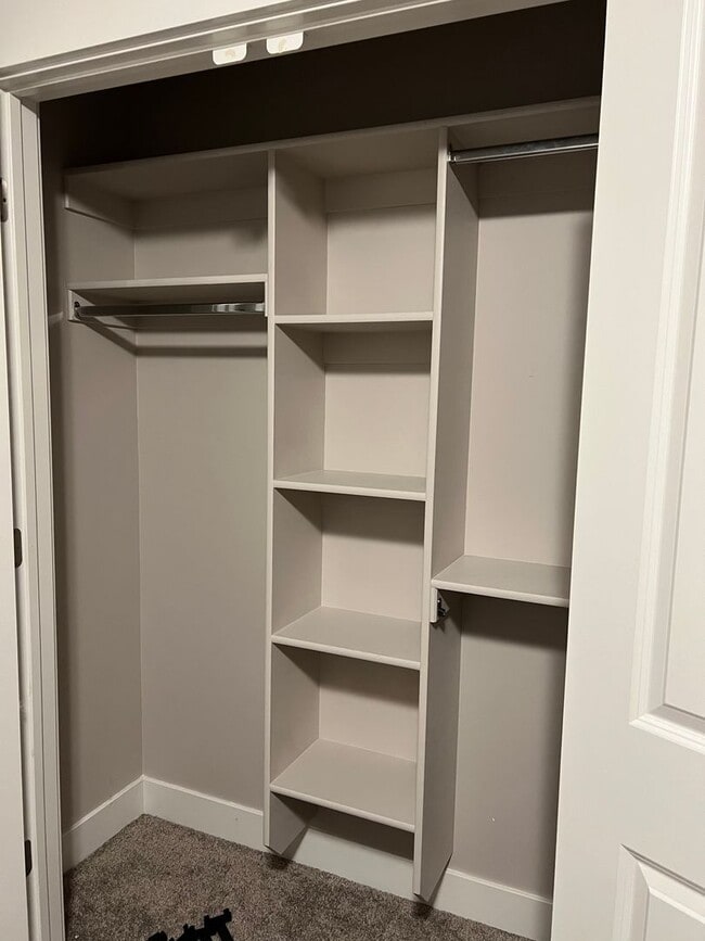 Building Photo - Spacious Townhome