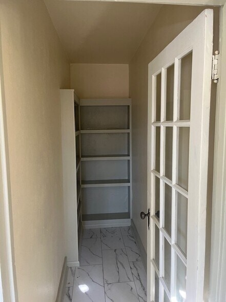 Building Photo - 831 E Platte Ave