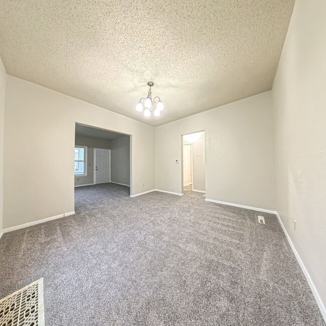 Building Photo - 2 Bedroom 1 Bathroom Fresh Carpet