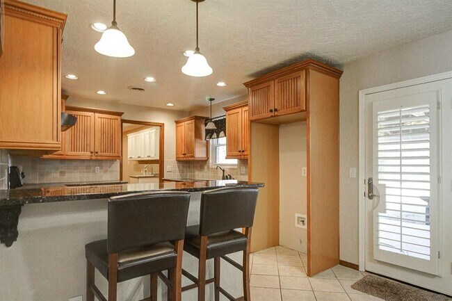 Building Photo - 805 Willow Ln