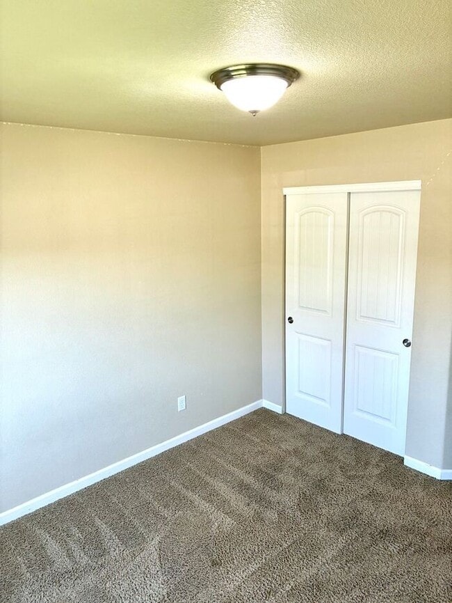 Building Photo - Ranch style home with 3 bed 2 bath and ove...
