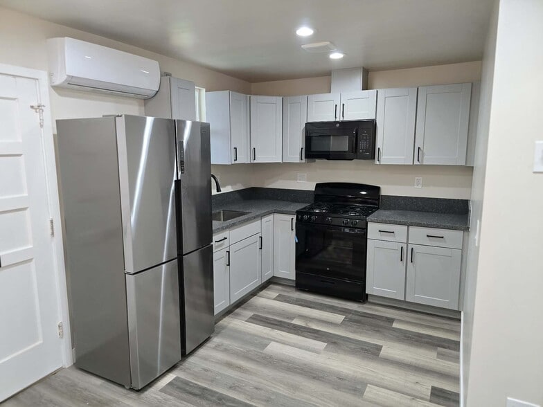 Building Photo - 2224 W Dunlop St