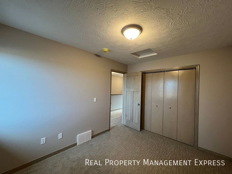 Building Photo - Modern 3 Bed 2 Bath Townhome in West Sioux...