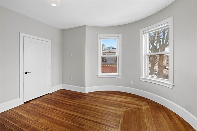 Building Photo - 921-923-923 E Broadway