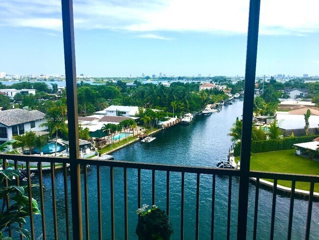 Building Photo - 2500 NE 135th Ter