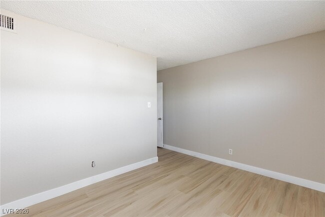 Building Photo - 1300 E Nelson Ave