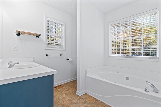 Building Photo - 204 Red Fox Ct